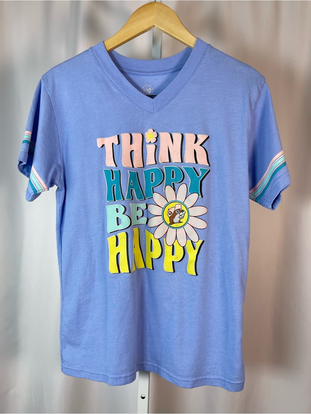 Buc-ee’s Think Happy Be Happy Small Lilac Graphic V-Neck Tee Flower Pastel Retro